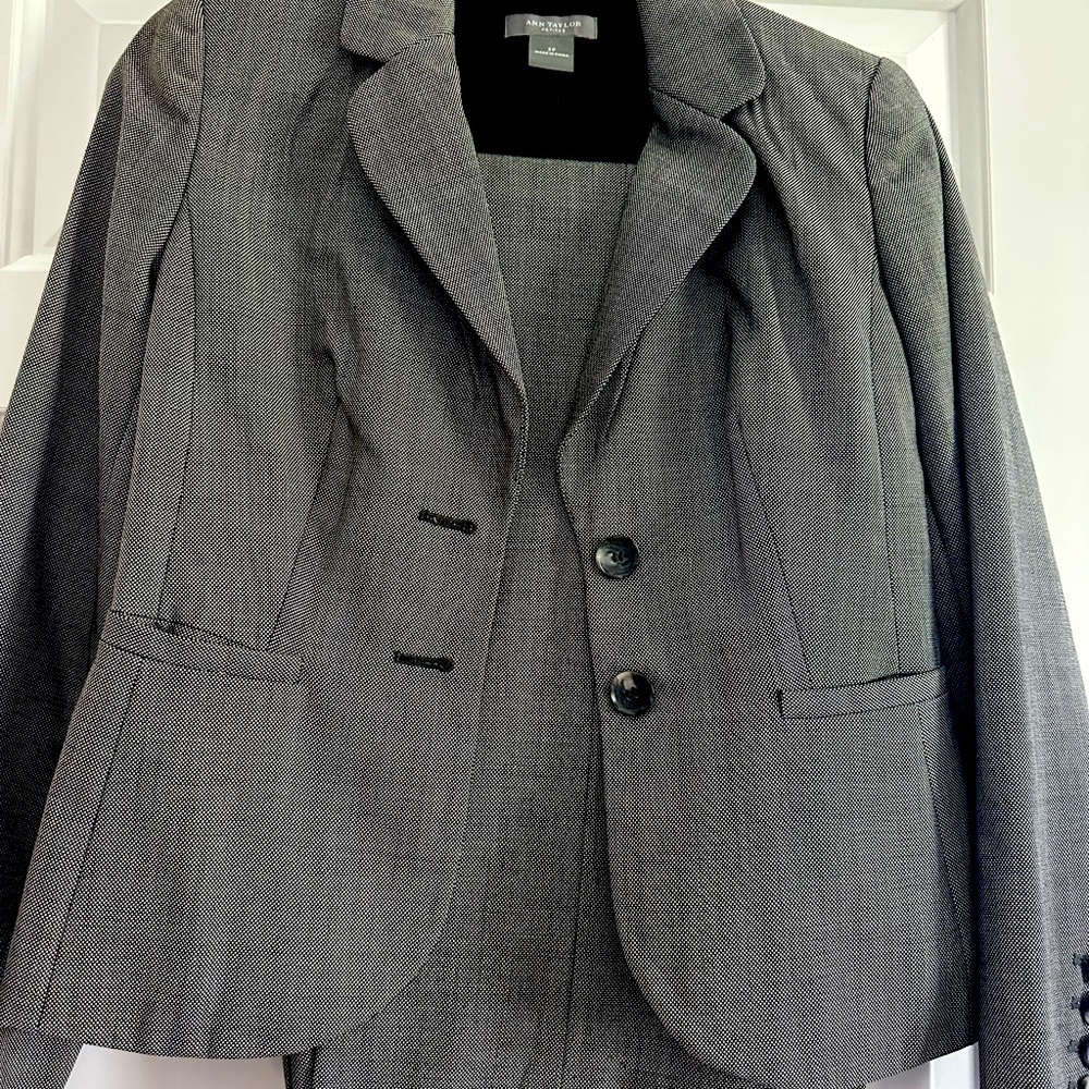 Ann Taylor Suit, Jacket 2P, Pants 4P, Like New, Smoke-Free